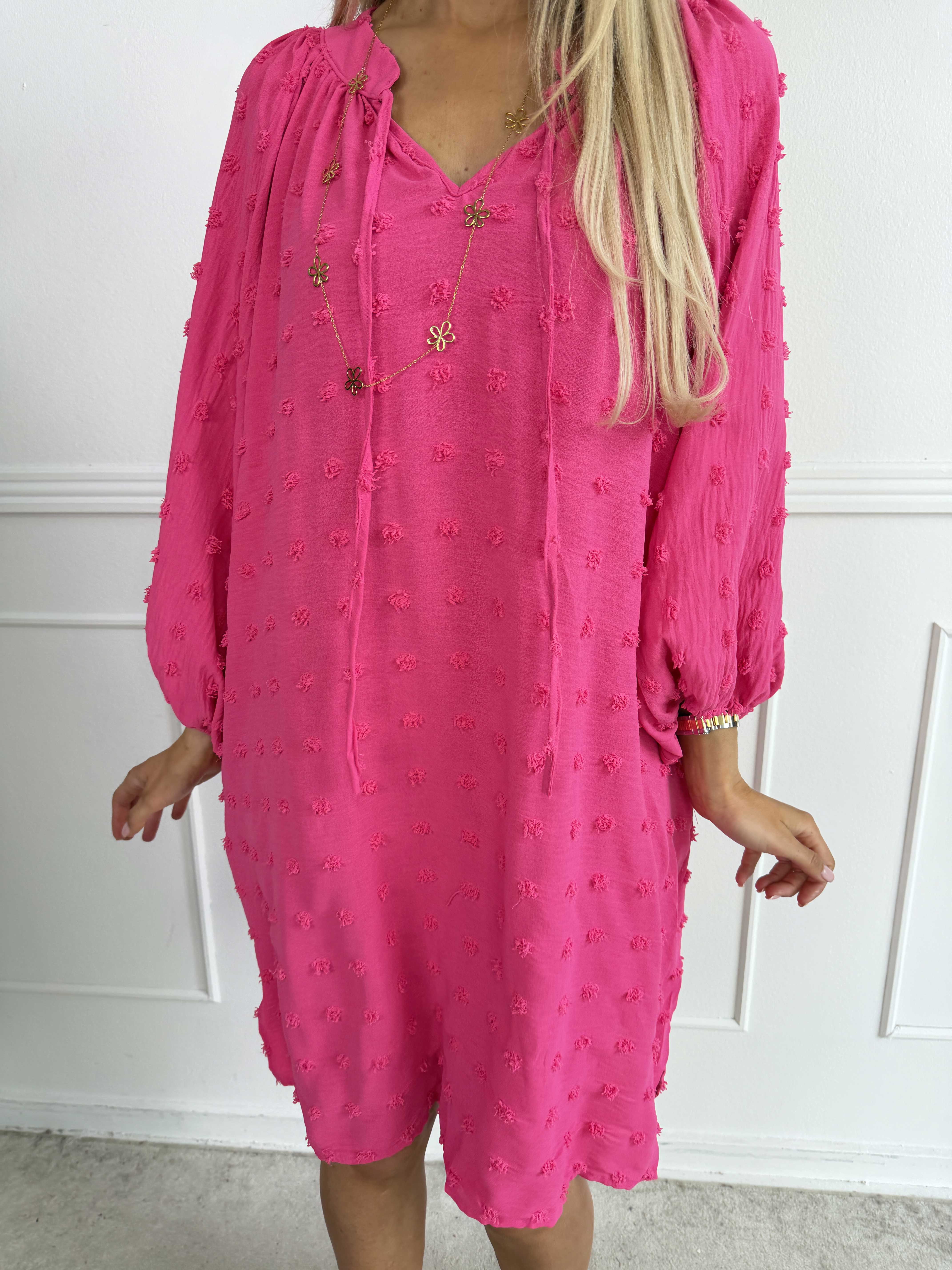 Amidala Romantic - Plus size klänning i viskos med vackra ballongärmar och prickiga detaljer